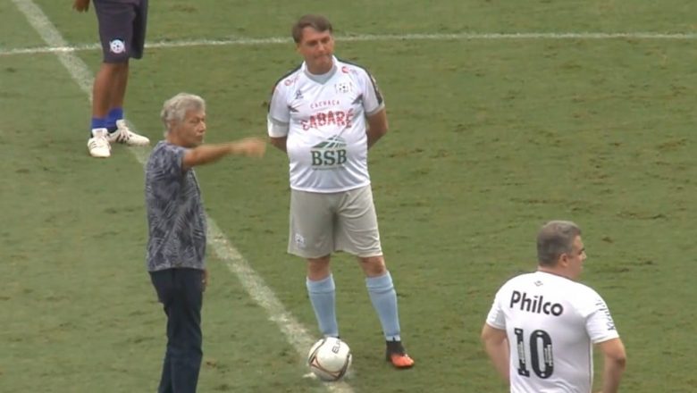 Bolsonaro entra em campo e participa de jogo de futebol no litoral de SP
