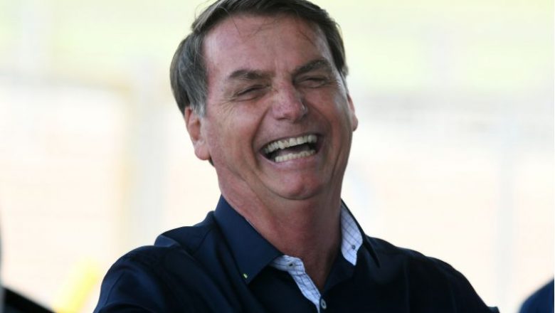 Bolsonaro ironiza jornalista da Globo por ter tido salário reduzido: “Vai escrever menos mentira”