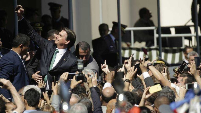 Bolsonaro já ‘formou’ 13,5 mil militares e policiais