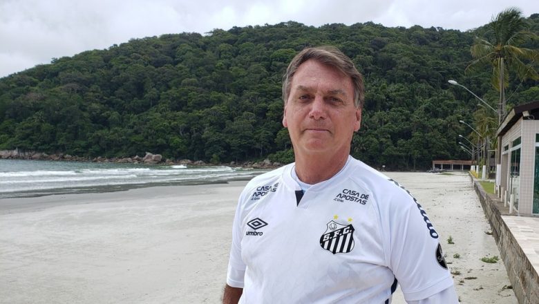 Bolsonaro participa de velório de PM que morreu ao tentar salvar 4 crianças no mar