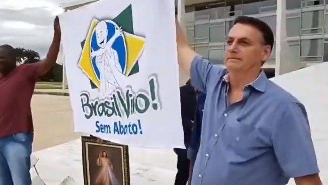 Bolsonaro reitera compromisso com pauta antiaborto