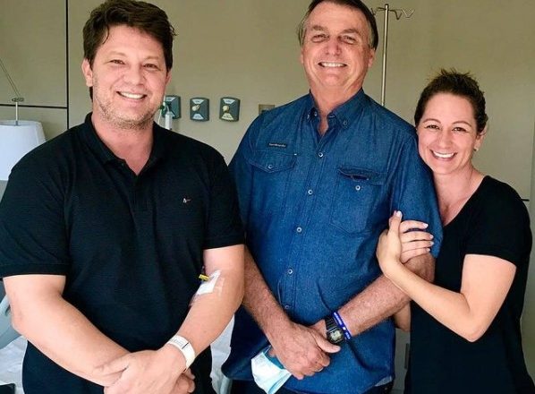 Bolsonaro visita Mario Frias em hospital de Brasília