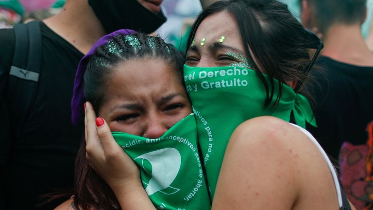 Câmara argentina aprova projeto que legaliza o aborto; esquerda comemora