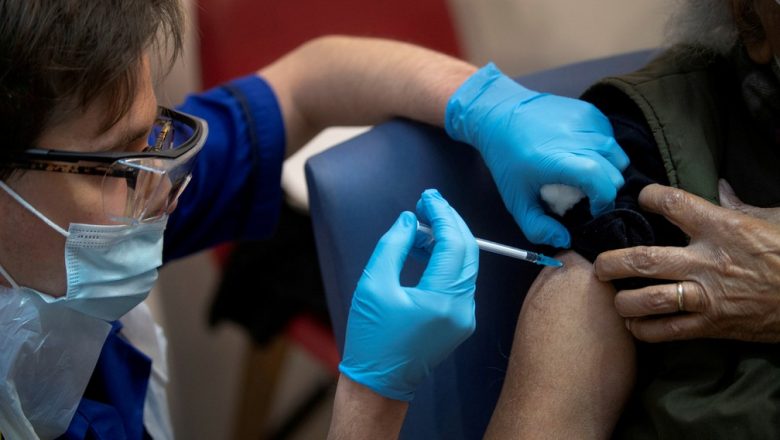Chefe de agência reguladora dos EUA diz que vai tomar a vacina autorizada pela FDA contra a Covid-19