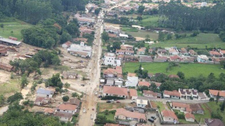 Chega a 15 o número de mortos pelas chuvas em Santa Catarina