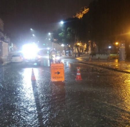 Chuva forte coloca Rio em estágio de atenção e já há transtornos pela cidade; veja