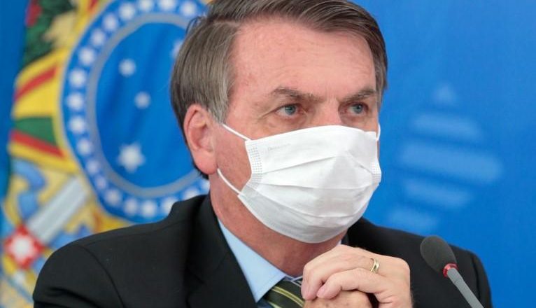 Covid-19: Bolsonaro menospreza vacina e tenta criar obstáculo para imunizar brasileiros