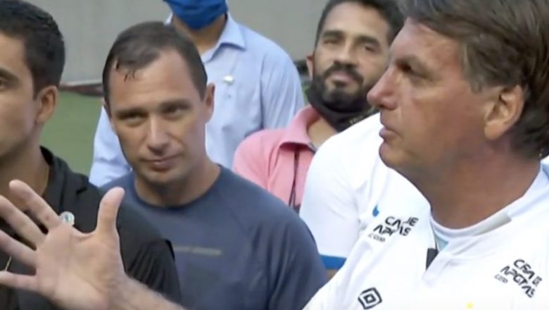 De forma irônica, Bolsonaro diz que vai prioriza jornalistas para que tomem a vacina primeiro