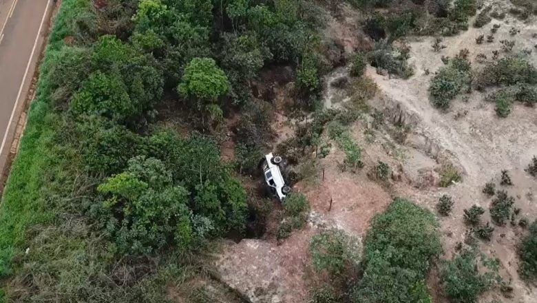 ‘Eu tô com fome, me tira daqui’: dono de drone conta o que ouviu após localizar motorista perdido por quase 40h em ribanceira em MG