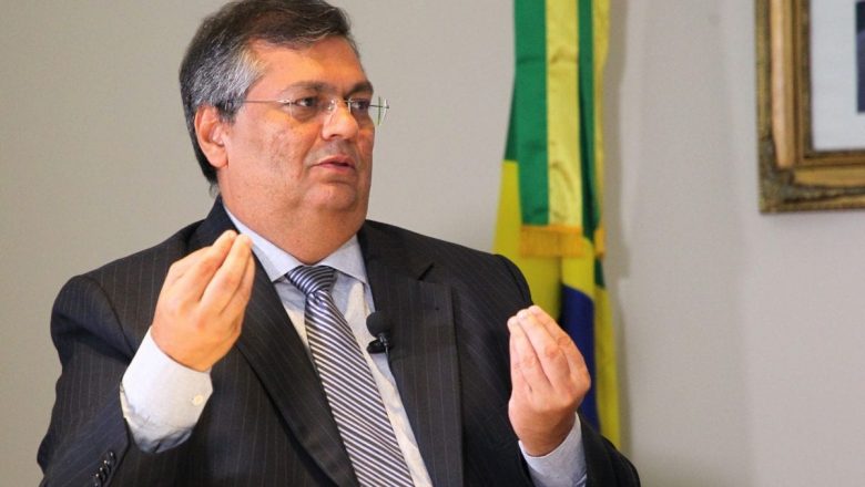 Flávio Dino pede para STF liberar compra de vacinas sem aval da Anvisa