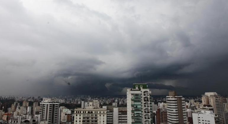 Forte temporal deixa toda a cidade de São Paulo em atenção