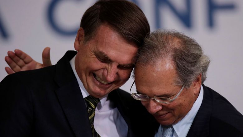 Guedes disse que só sairá do governo junto comigo, afirma Bolsonaro