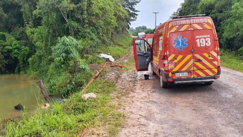 Irmãos de 4 e 14 anos morrem após carro cair em lago de barragem em Santa Catarina