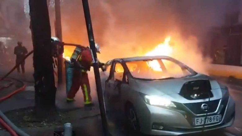 Manifestantes ateiam fogo em carros nas ruas de Paris