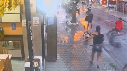 Mulher reage a assalto, derruba ladrão com guarda-chuva e recupera celular no litoral de SP; VÍDEO – G1