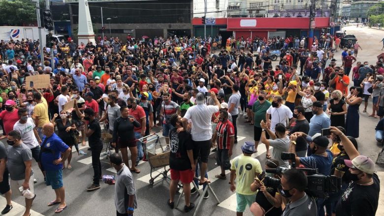 Multidão faz protesto no Centro de Manaus contra novo fechamento do comércio; VÍDEO