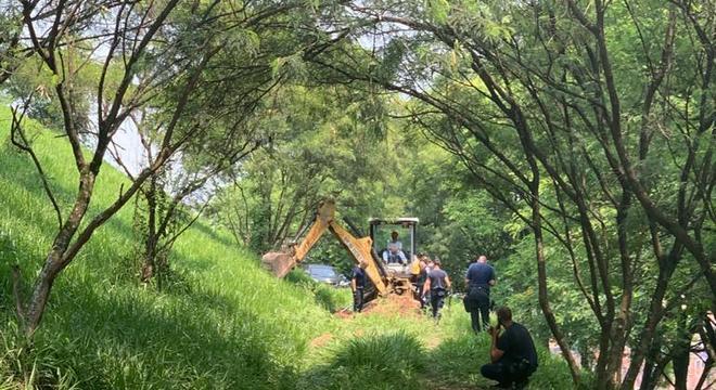 Polícia encontra mais de 20 corpos em cemitério clandestino em SP
