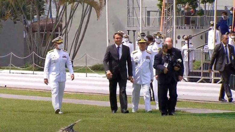Presidente participa da formatura de guardas-marinha na Escola Naval no RJ