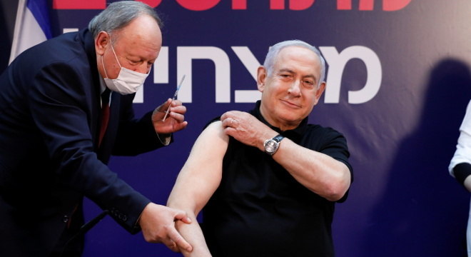 Primeiro-ministro de Israel recebe vacina contra o novo coronavírus