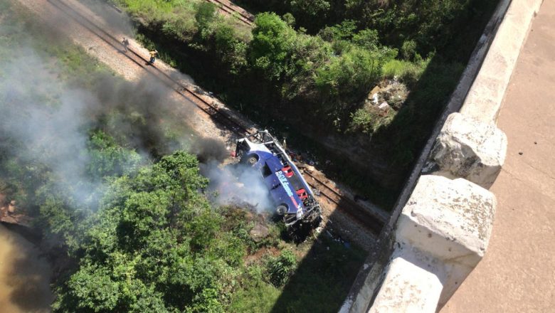 Sobe para 17 o número de mortos em quedade ônibus Minas Gerais