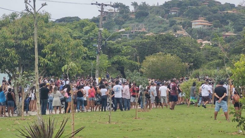Trabalhadores de Búzios, RJ, fecham acesso ao centro da cidade em protesto contra decisão que impede entrada de turistas; prefeitura recorre