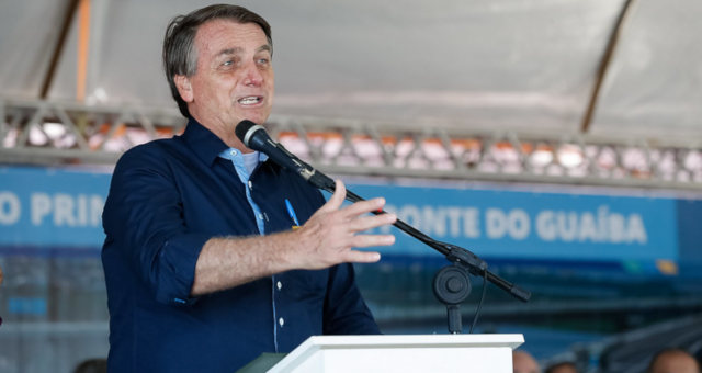 Vídeo: Bolsonaro dirige carro esportivo da PRF, se pronuncia e cumprimenta caminhoneiros
