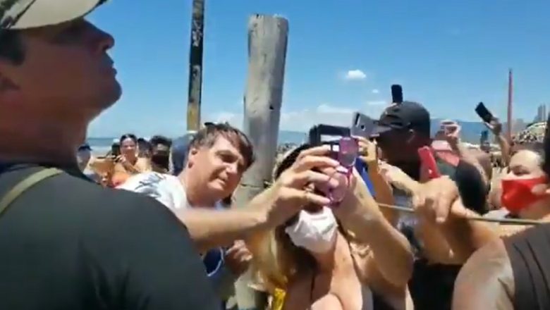 Vídeo: Bolsonaro é recepcionado por multidão em Praia Grande, litoral de São Paulo, e homenageia herói da PM