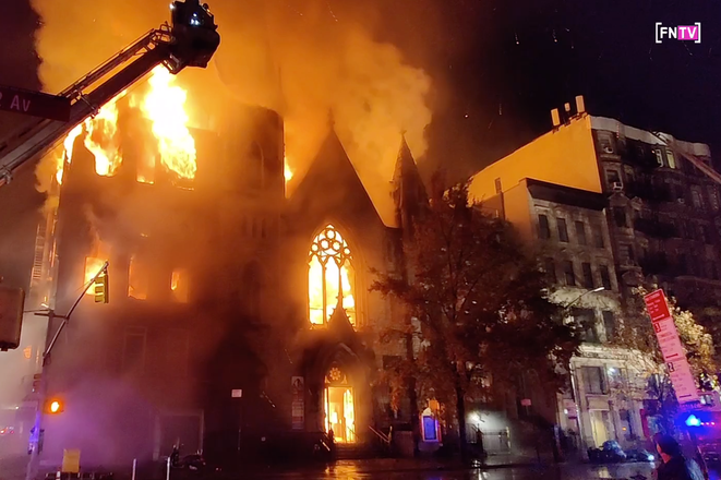 VÍDEO: Incêndio em Nova York destrói igreja histórica