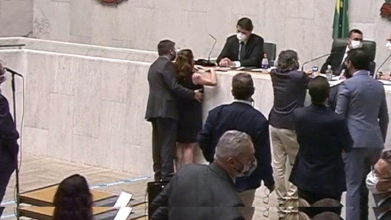 Vídeo mostra deputado Fernando Cury passando a mão no seio da deputada Isa Penna durante sessão da Alesp