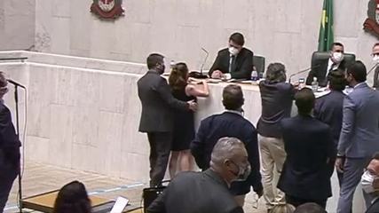 Vídeo mostra deputado Fernando Cury passando a mão no seio da deputada Isa Penna durante sessão da Alesp – G1