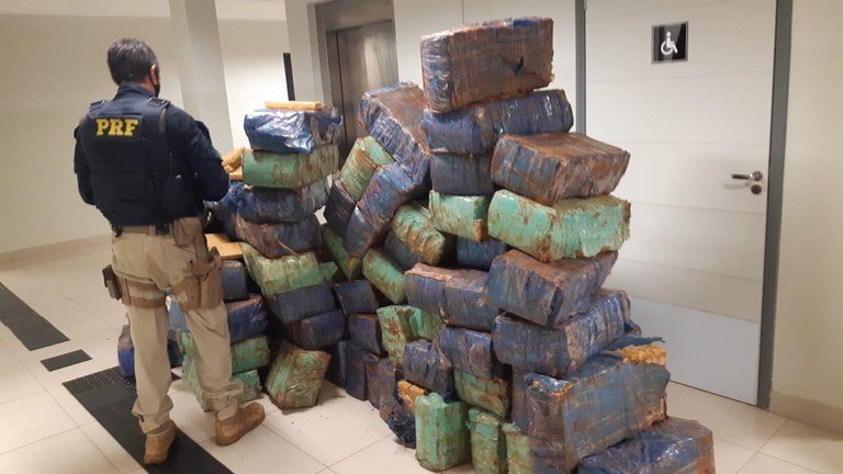 Vídeo: Polícia apreende 2,5 toneladas de maconha em caminhão de biscoito