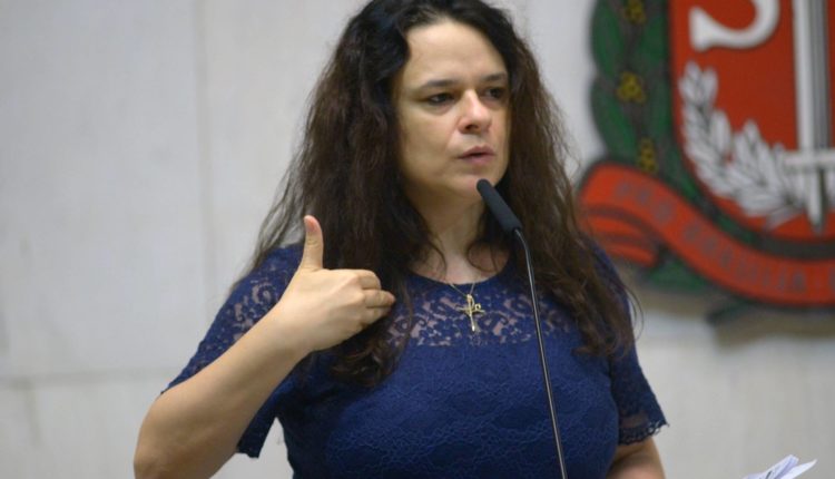 “Abram mão das mamatas!”, dispara Janaina Paschoal contra ex-presidentes