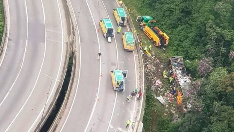 Acidente com ônibus de turismo deixa pelo menos 19 mortos no Paraná – Brasil Estadão