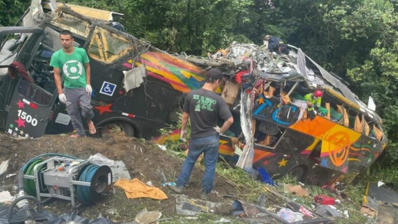 Acidente com ônibus deixa ao menos 18 mortos e 20 feridos no litoral do Paraná