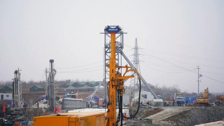 Após 14 dias, equipes resgatam 11 mineiros soterrados na China