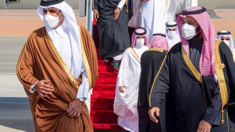 Após retomada das relações, príncipe saudita recebe emir do Qatar com um abraço mediação americana