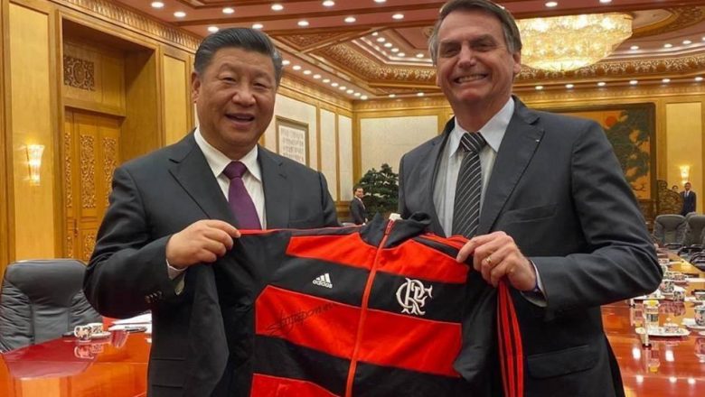 Bolsonaro anuncia que a China liberou insumos para vacinas e agradece ao gigante asiático