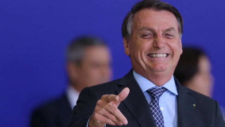 Bolsonaro anuncia vacina emergencial não “obrigatória”