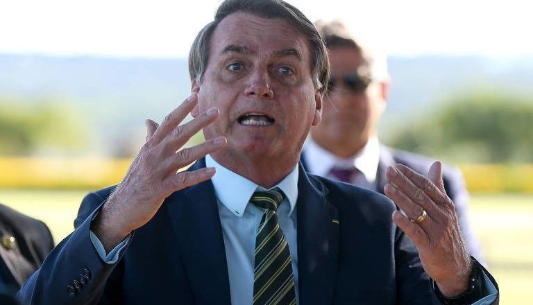 Bolsonaro perde a paciência: “O leite condensado é pra enfiar no r*** da imprensa” (Assista ao vídeo)