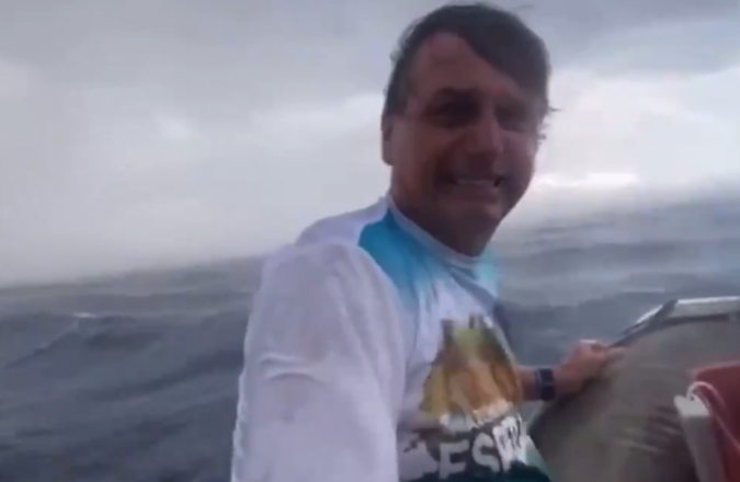Bolsonaro sai para pescar e tem encontro com golfinhos em Guarujá: Assista