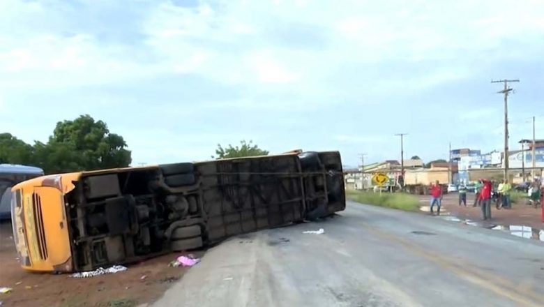Cinco pessoas morrem e mais de 20 ficam feridas após ônibus tombar em rodovia do oeste da Bahia