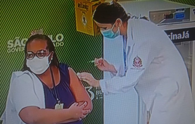 Covid-19: enfermeira de SP é a 1ª a ser vacinada no Brasil