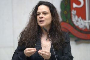 Culpar Bolsonaro pelas mortes de covid-19 é desonestidade, afirma Janaína Paschoal