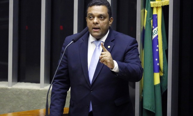 Deputado faz alerta sobre golpe contra Bolsonaro, ameaça de José Dirceu, do PT, conflito com STF e Congresso