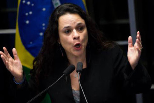 Em declaração dada à imprensa, Janaína Paschoal diz que não vê motivos para impeachment de Bolsonaro