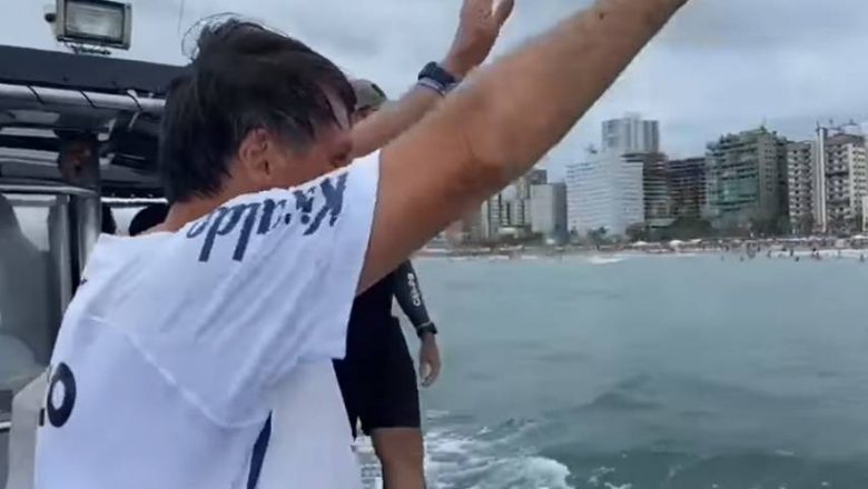 Em Praia Grande, Bolsonaro mergulha no mar em direção aos braços do povo (confira o vídeo)