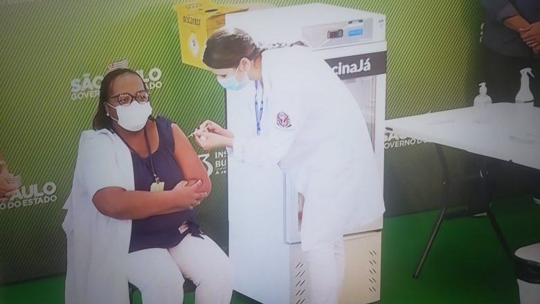 Enfermeira de SP é a primeira pessoa vacinada no Brasil