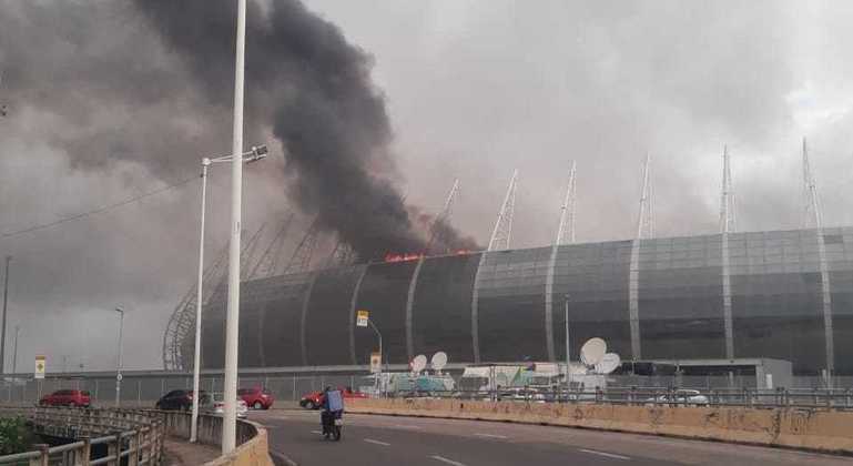 Incêndio atinge Arena Castelão em Fortaleza (CE)