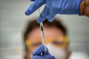 OMS anuncia acordo para receber 40 milhões de vacinas da Pfizer