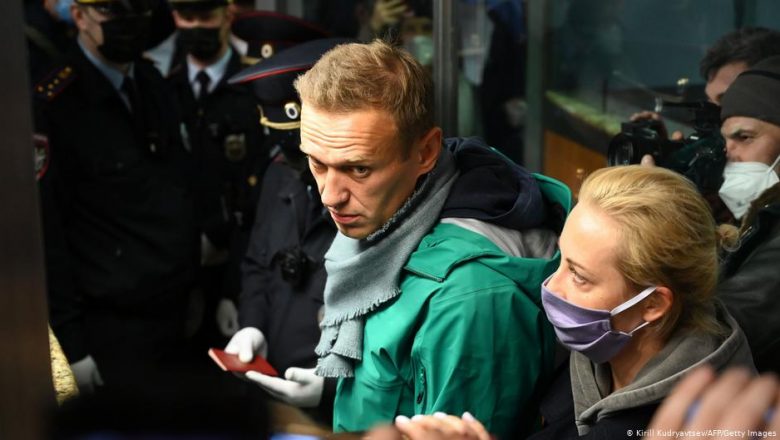 Opositor russo Alexei Navalny é preso ao desembarcar em Moscou